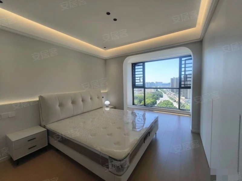 新城壹号五期，全新装修，法式简约风！好楼层，精装3房2卫，双阳台。单价6200一平