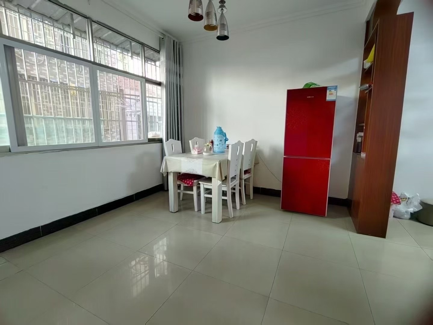 沙嘴菜场旁，步梯好楼层，精装大两房，总价23万，，证件满二