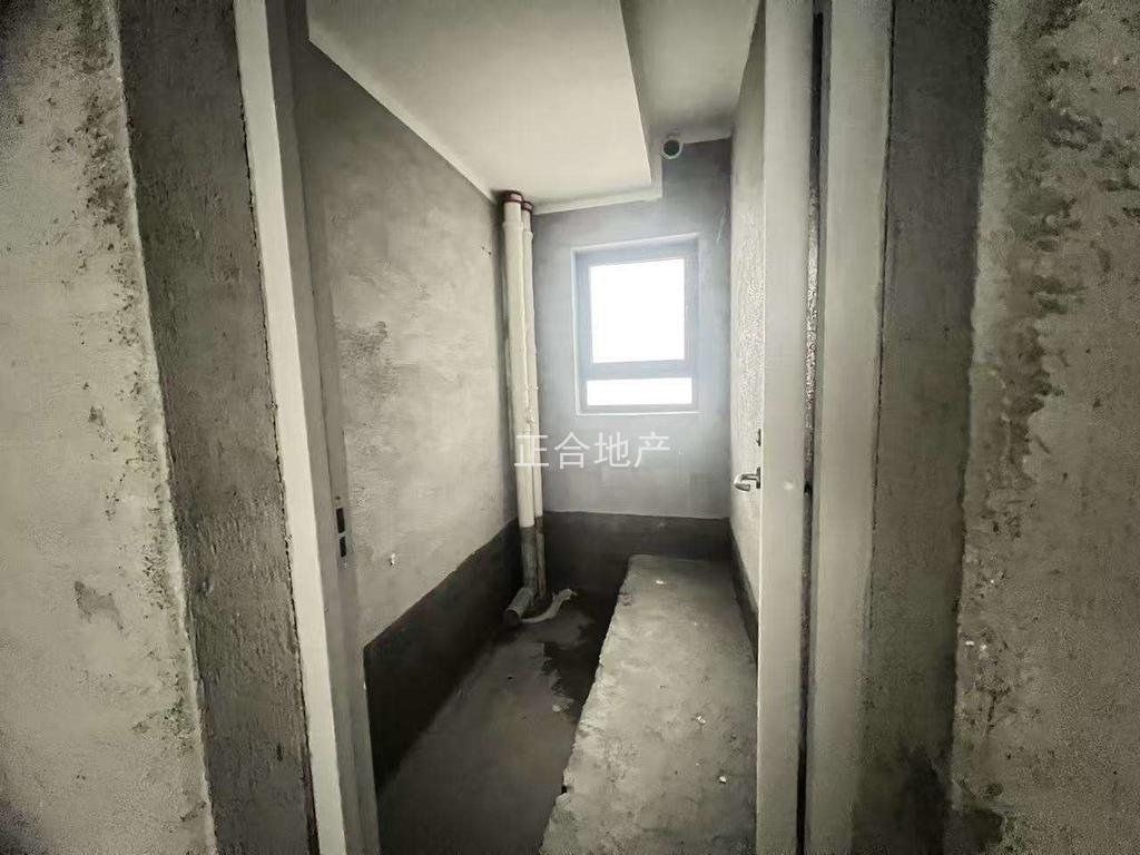 城南，吾悦现房，电梯好楼层7楼，毛坯三房二卫，大阳台