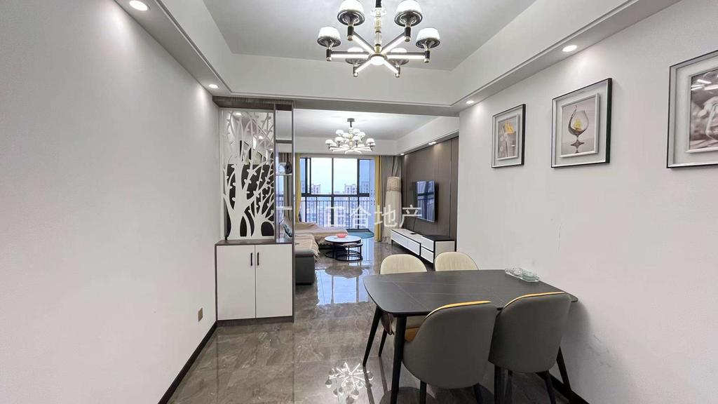 急售，森林国际，湖景房，精装三房两厅，9.9成新，基本未住，证满二，视野好