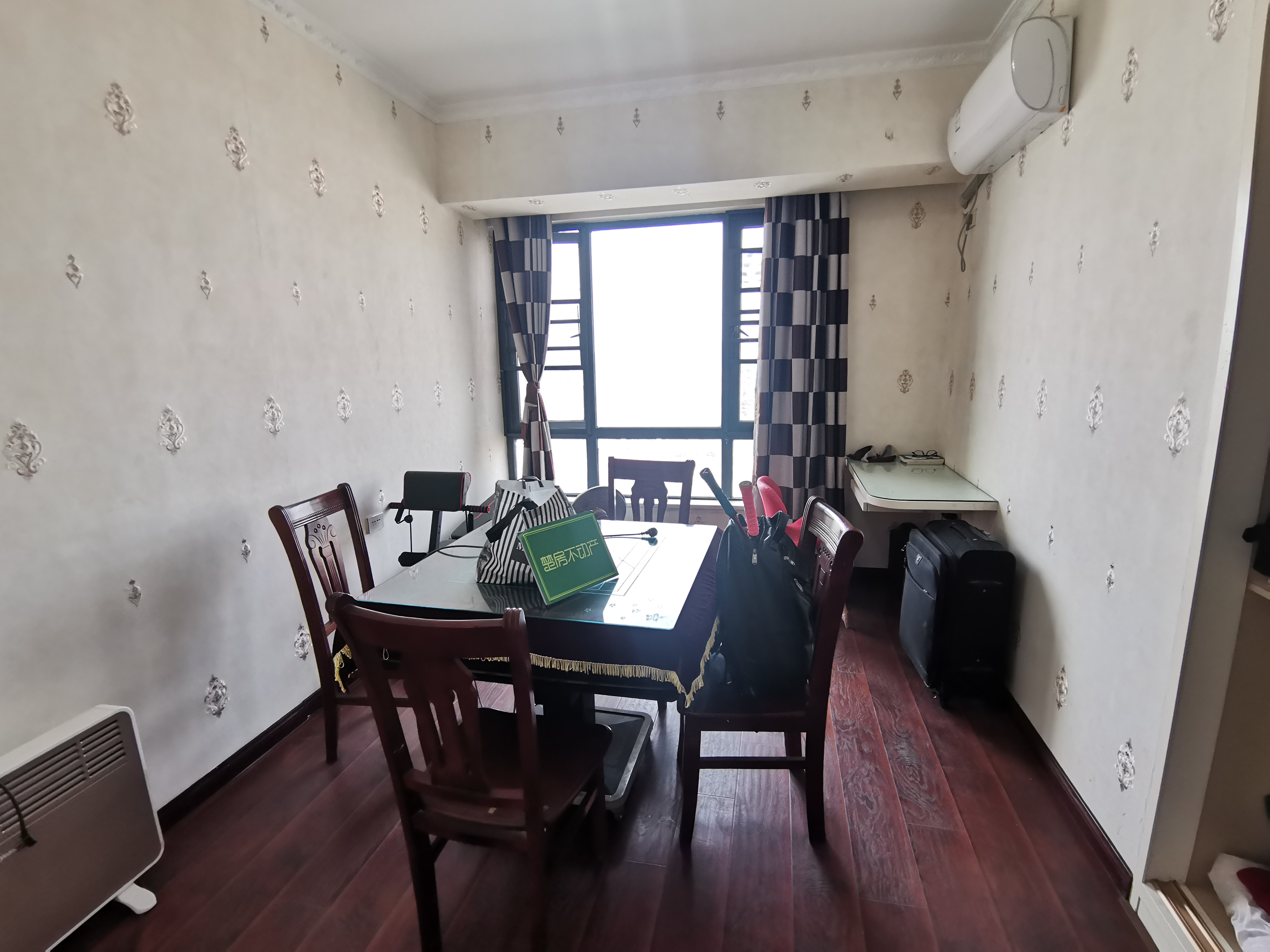 御景名邸精装三房两卫，中间好楼层，家里保养的非常好，户型通透诚意出售