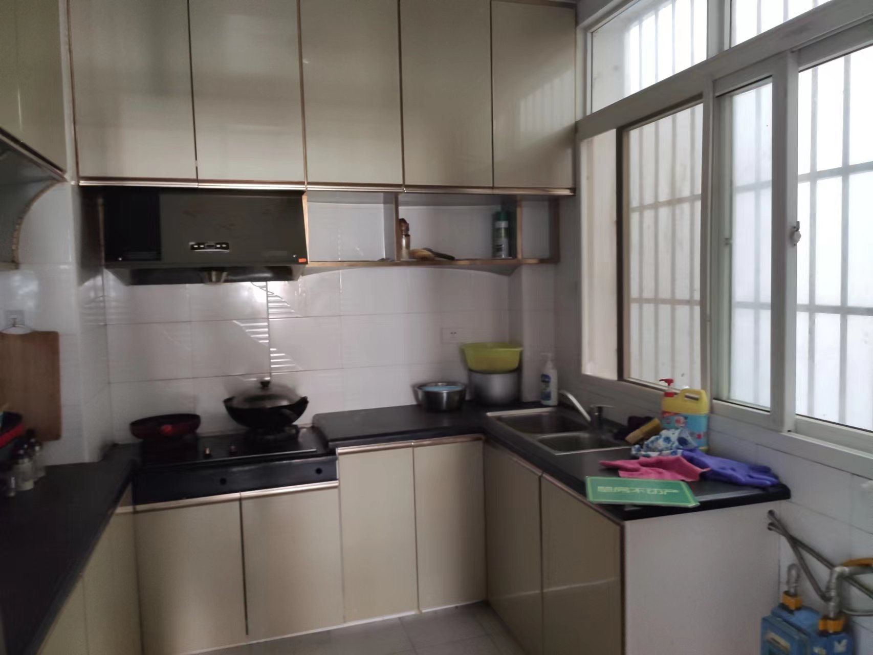 房东急售实验二小宏达小区精装修三室两厅两卫看房方便南北通透