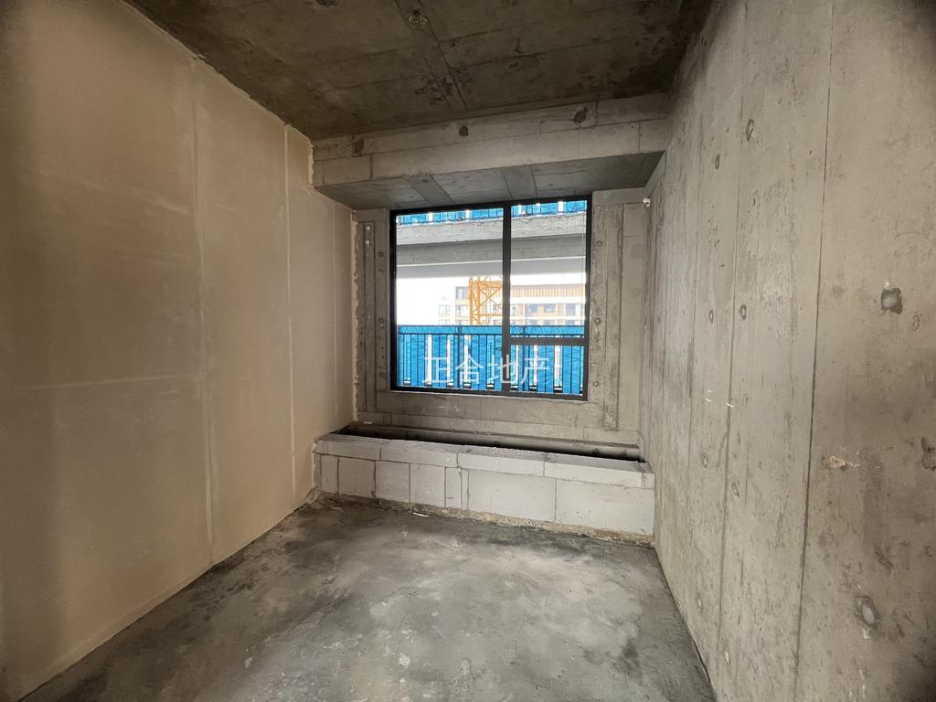 城南，吾悦华府现房，毛坯3房2卫，中户，中高楼层，房东包满二过户