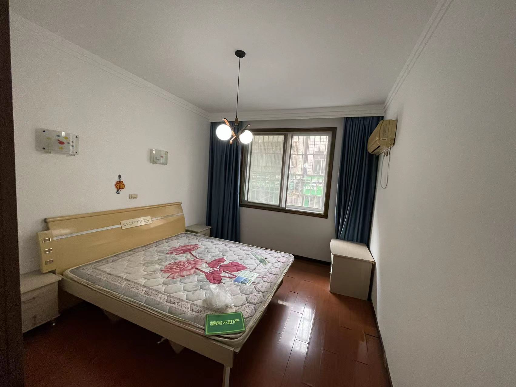 环球附近，钱沟上坡，步梯架空一楼，精装修四房，楼龄新，格局好