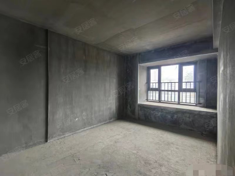 104，捡漏御湖世家，单价4000​，证件满二，户型方正，三开间朝南，视野采光无遮挡