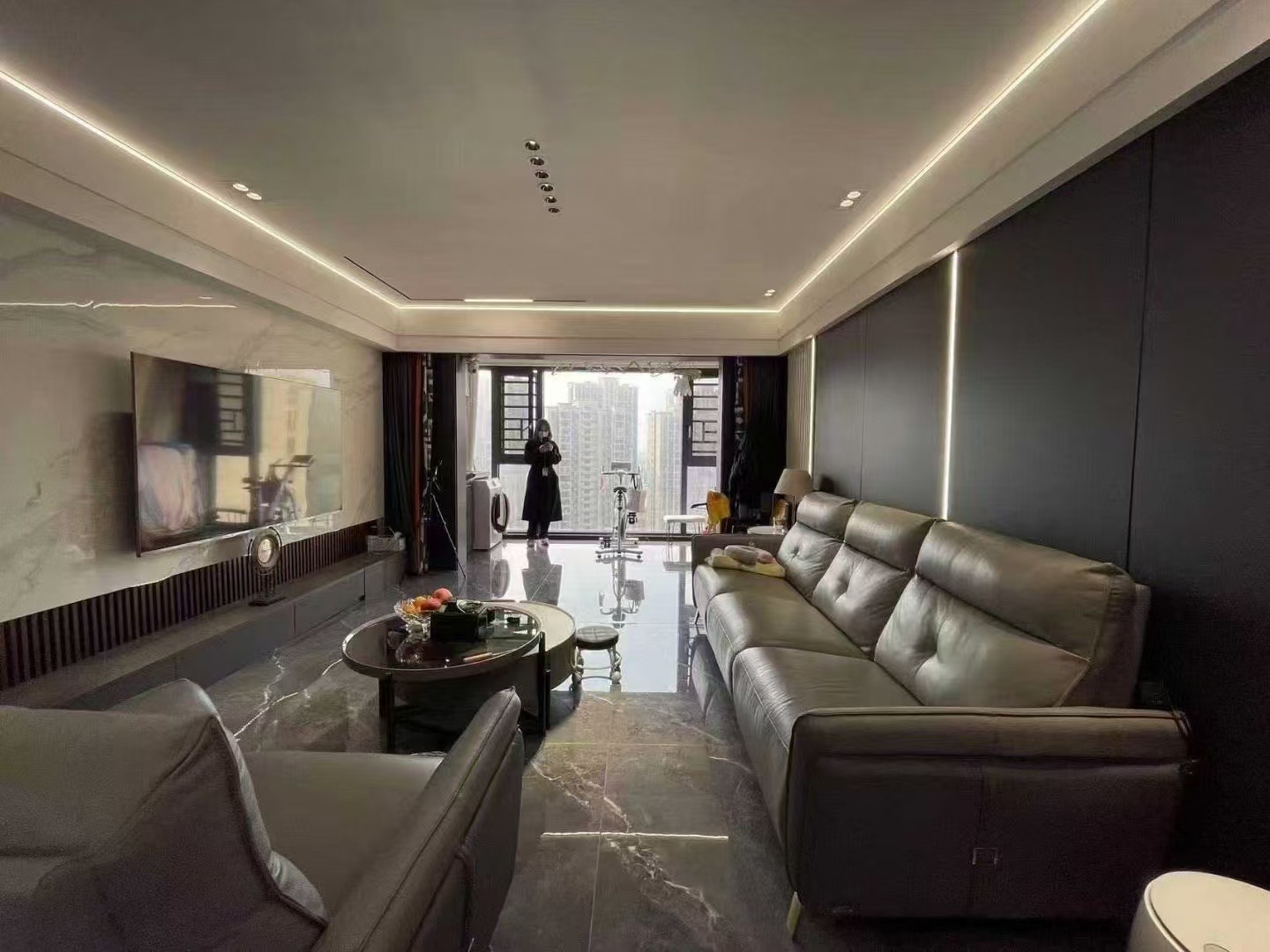 森林国际城， 豪庄大‬四房  ，湖景房 ，全屋‮央中‬空调 ，地暖 ，​下‮就楼‬是‮二新‬中二小 ，南北通透