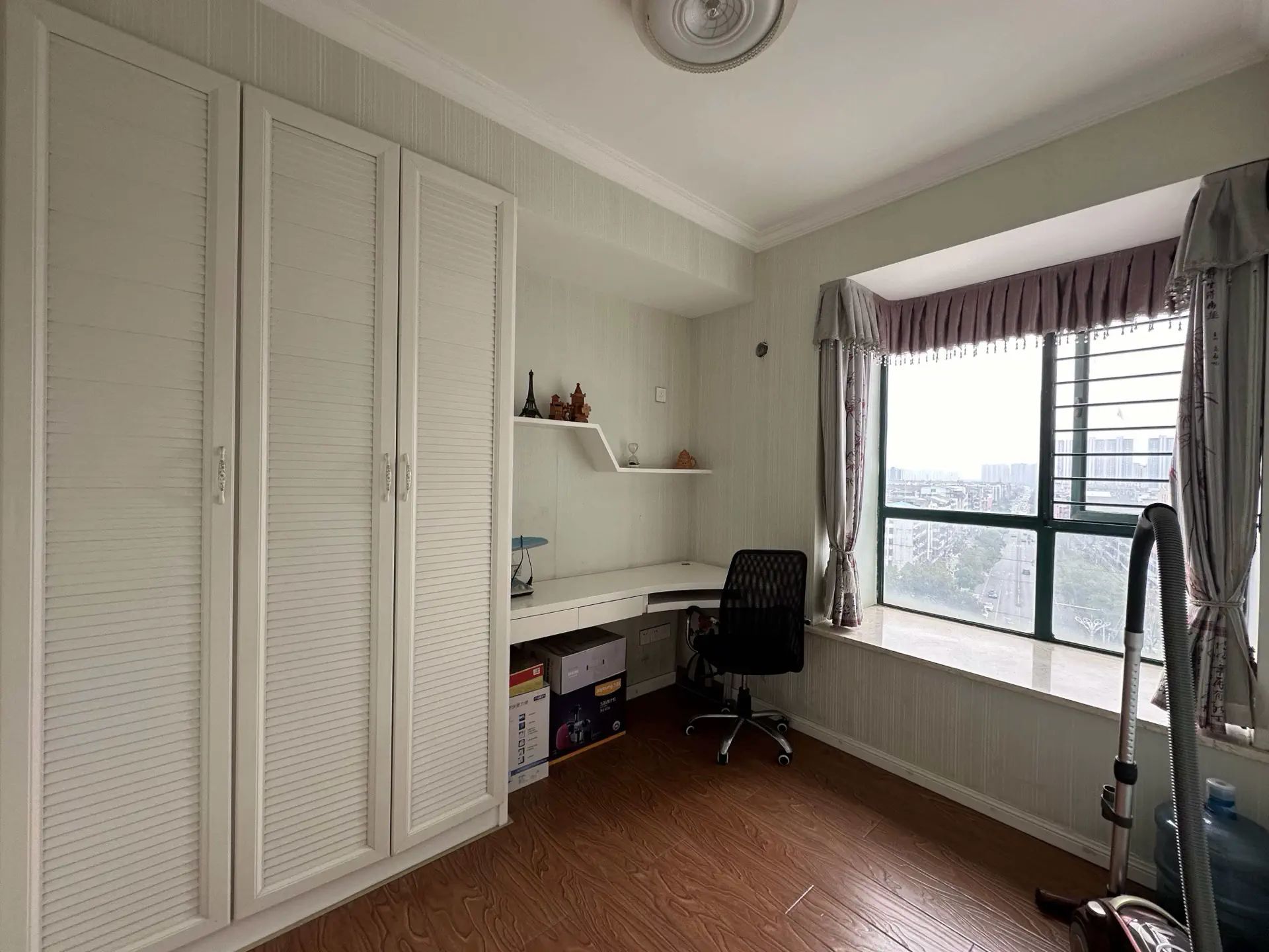 东区车站旁，电梯小高层，单价3700，好楼层，证满二，业主诚心出售