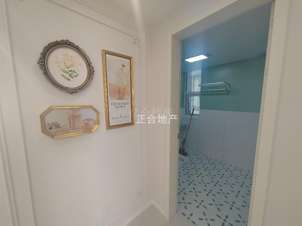 降价8万，​业主诚心出售，下楼就是商城大厦​，全新精装三房，电梯中层