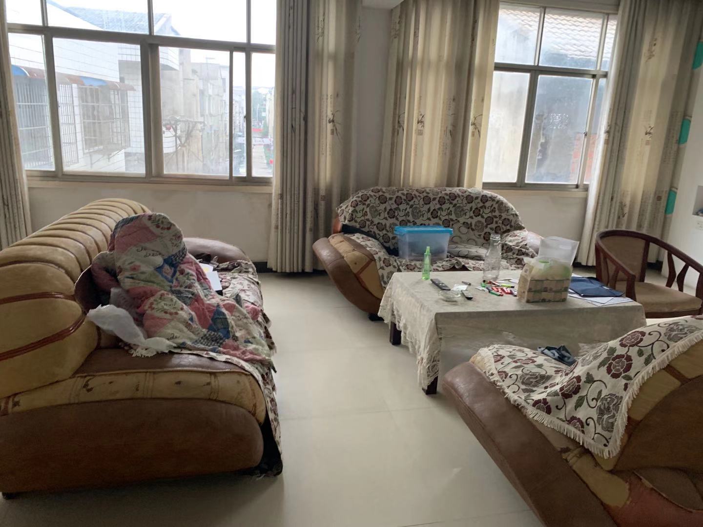 黄荆小区 街旁现浇结构门口可以停车前宽后宽实际面积440平南北朝向拎包入住