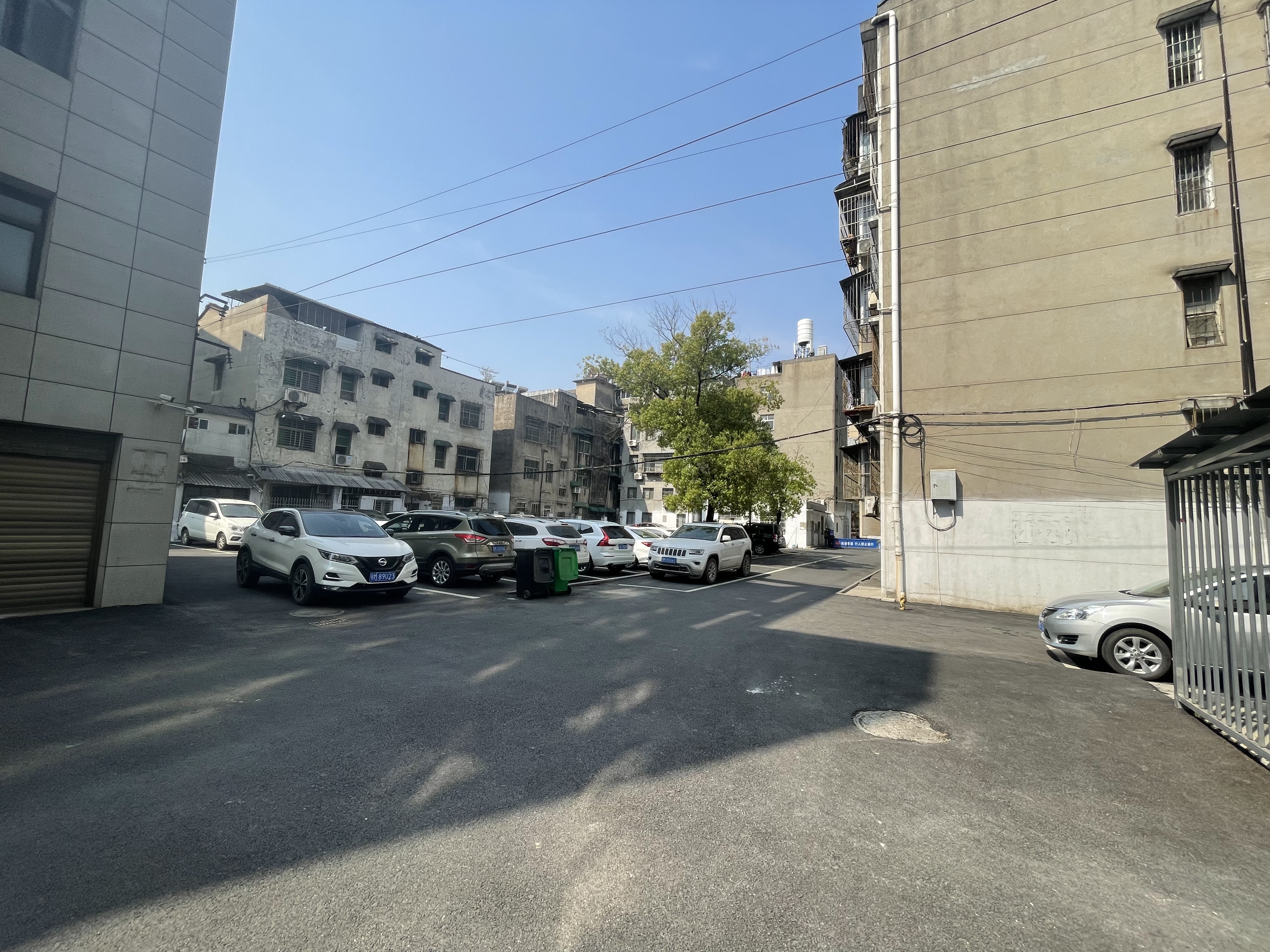 幸福里小区.精装三房两卫.全屋暖气片.证件满二.看房方便