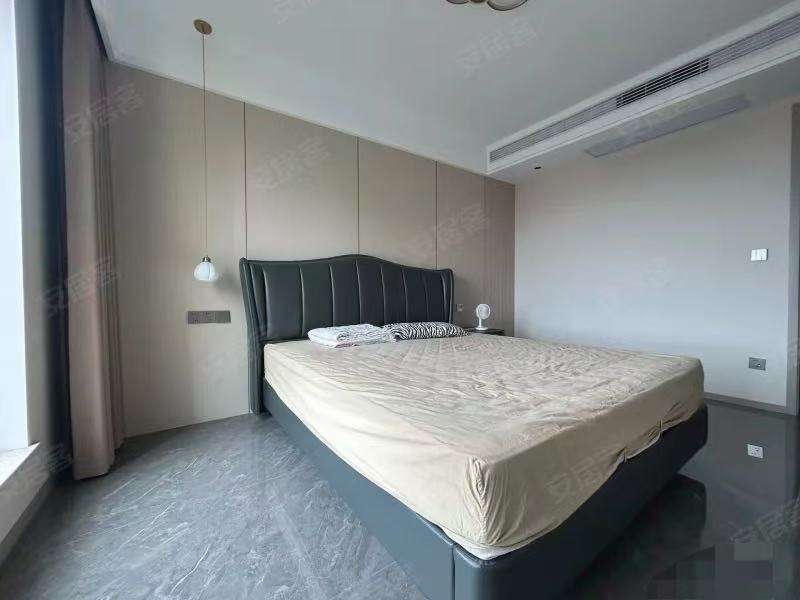 捡漏，绿地香格里拉，精装好楼层，三开间朝南，开放式厨房加导台，全屋中央空调，大落地窗