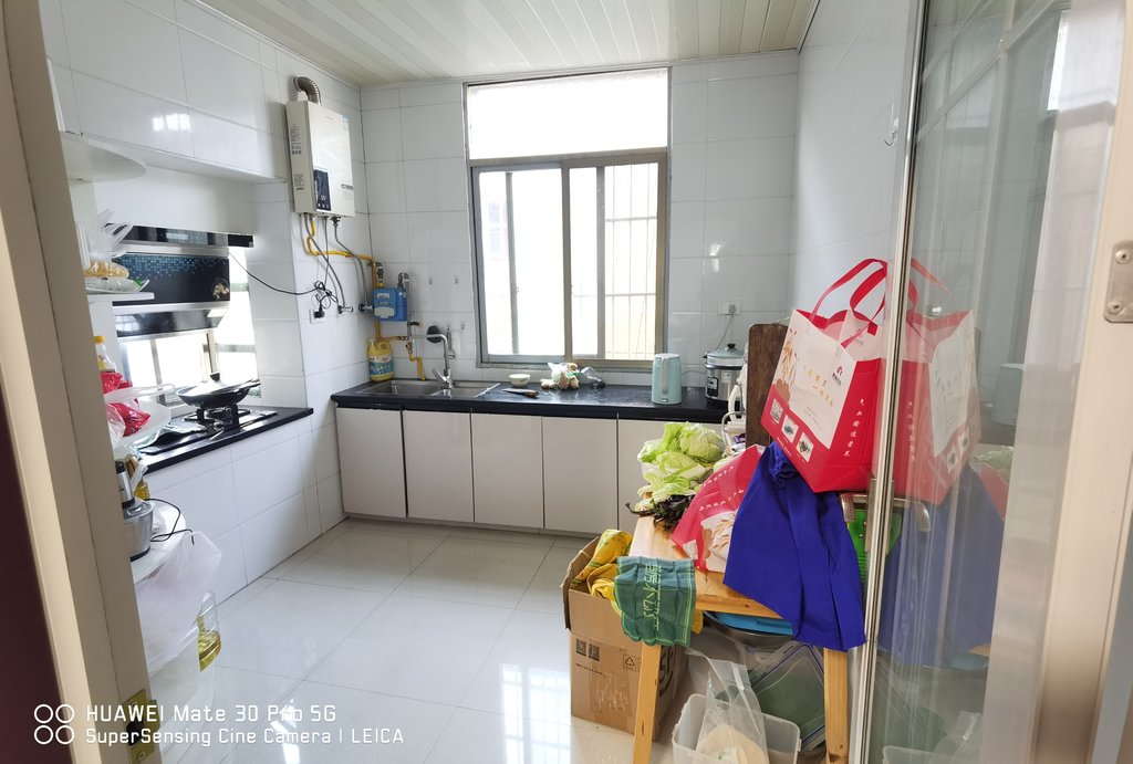 交通路菜场旁西侧小区精装三房拎包入住房子只装修了两三年外观新赶紧来电吧