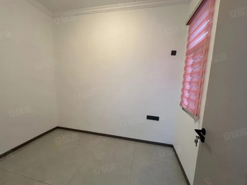 213，降价了，一楼大院子，四中旁，总价29个，大院子，有证，超大出场，采光好