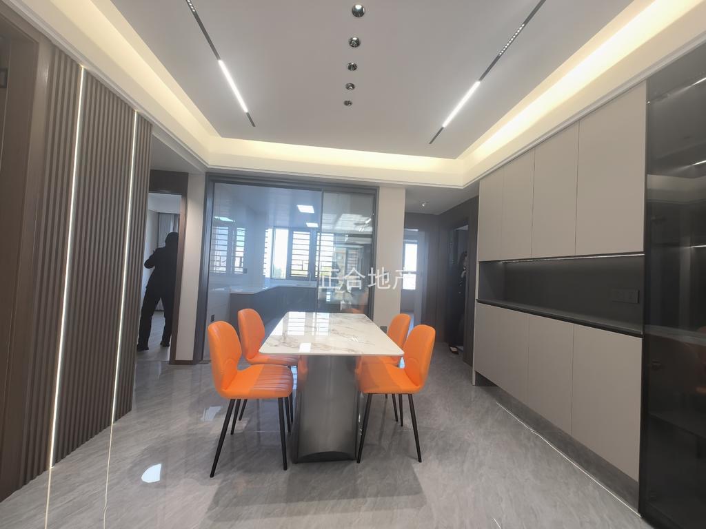 城南，沔阳天泽园，精装三房两卫，边户，全新装修，一天未住，电梯小高层7楼，满二