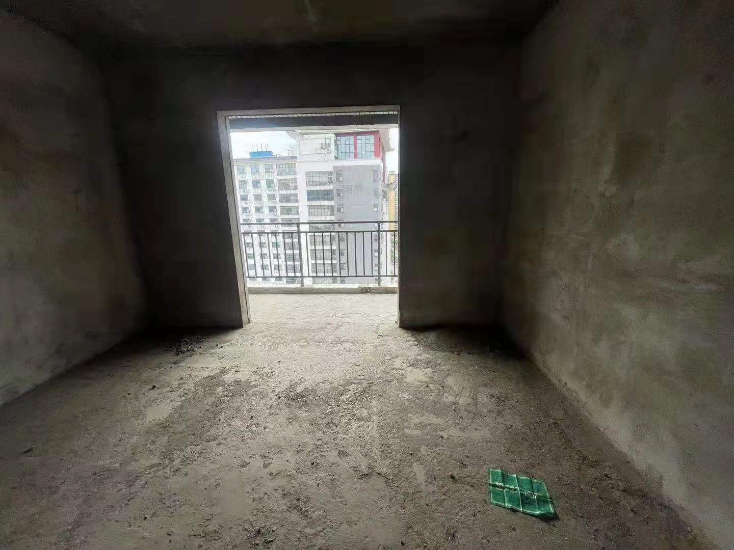 城南江汉星城毛坯大三房，沔阳公园风景一览无遗，诚意出售