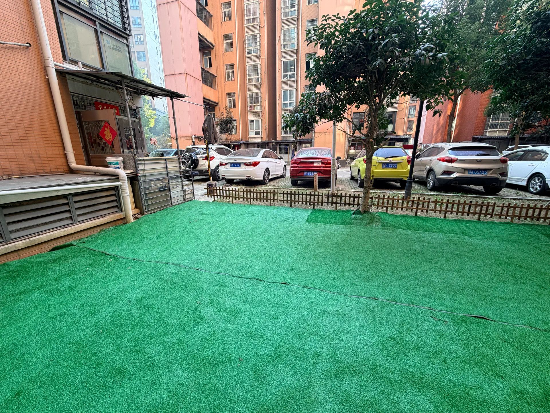 沔街上，紫金城，南向带院子，精装3房2卫，单价4千多，证满二