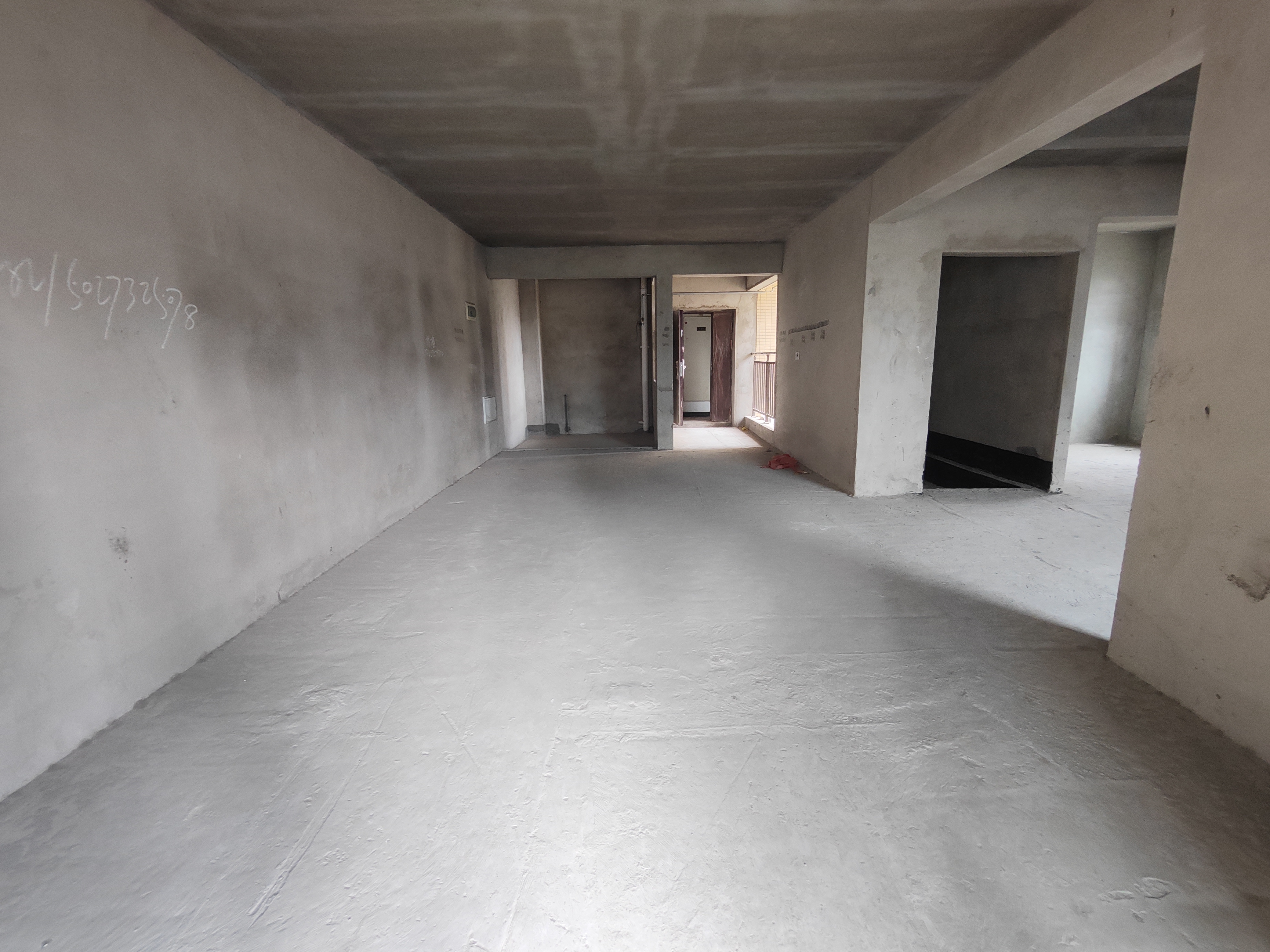 领秀城毛坯大三房三开间朝南满二证在手人车分流小区