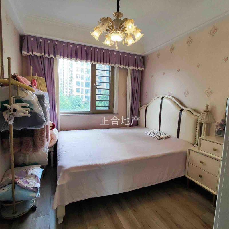 城南新城壹号五期，精装三房，成色新，边户，南北双阳台。证满二