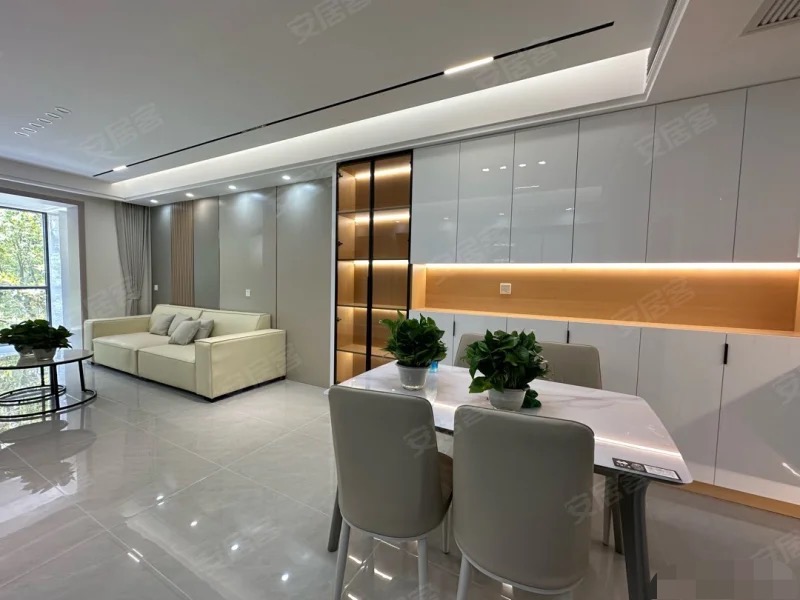 降价了，业主诚心出售，森林国际翡冷翠，全新精装三房，一天未住，下楼就是新二中二小，证满二