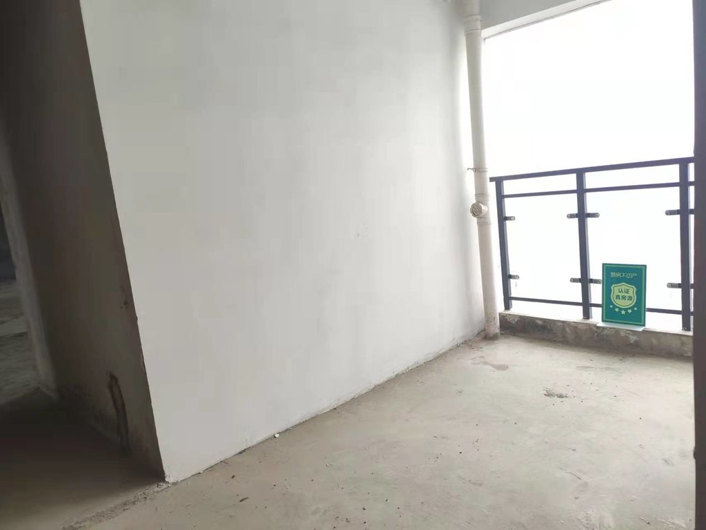 银湖城毛坯三房户型方正小区绿化不错交房时间不长离高铁站也近看房方便