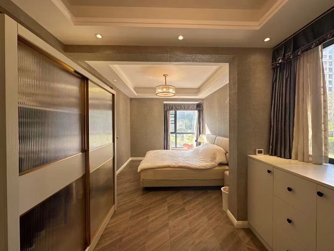 2，业主诚意出售，单价5300，包过户，御台公馆，精装两房，全屋中央空调，暖气片