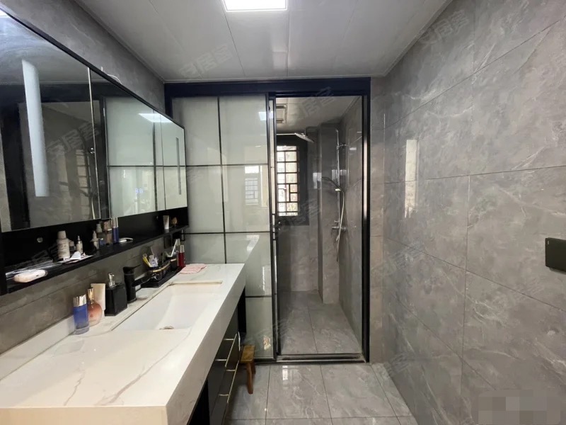 捡漏，急售，新城壹号•四期，湖景房，精装三房，好楼层。证满二