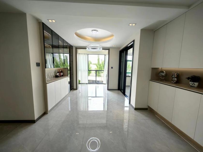 房东亏本出售，城南电梯小高层，总高8楼，中间好楼层，精装三房