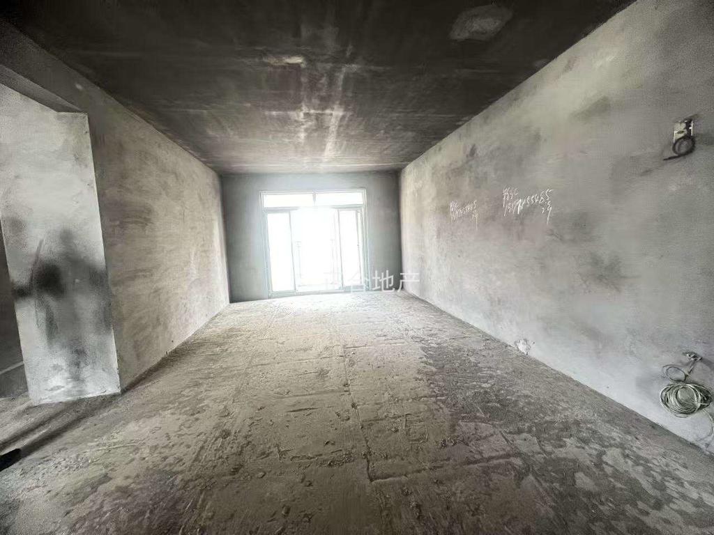 捡漏，元泰清华园，中间好楼层，毛坯3房2厅2卫🈵️五，单价4100，老‮好