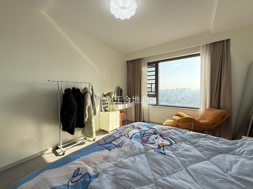 城西，业主怒亏近30万，精装三房两卫，电梯15楼，9.9成新，纯边户，仙桃二小，证件满二