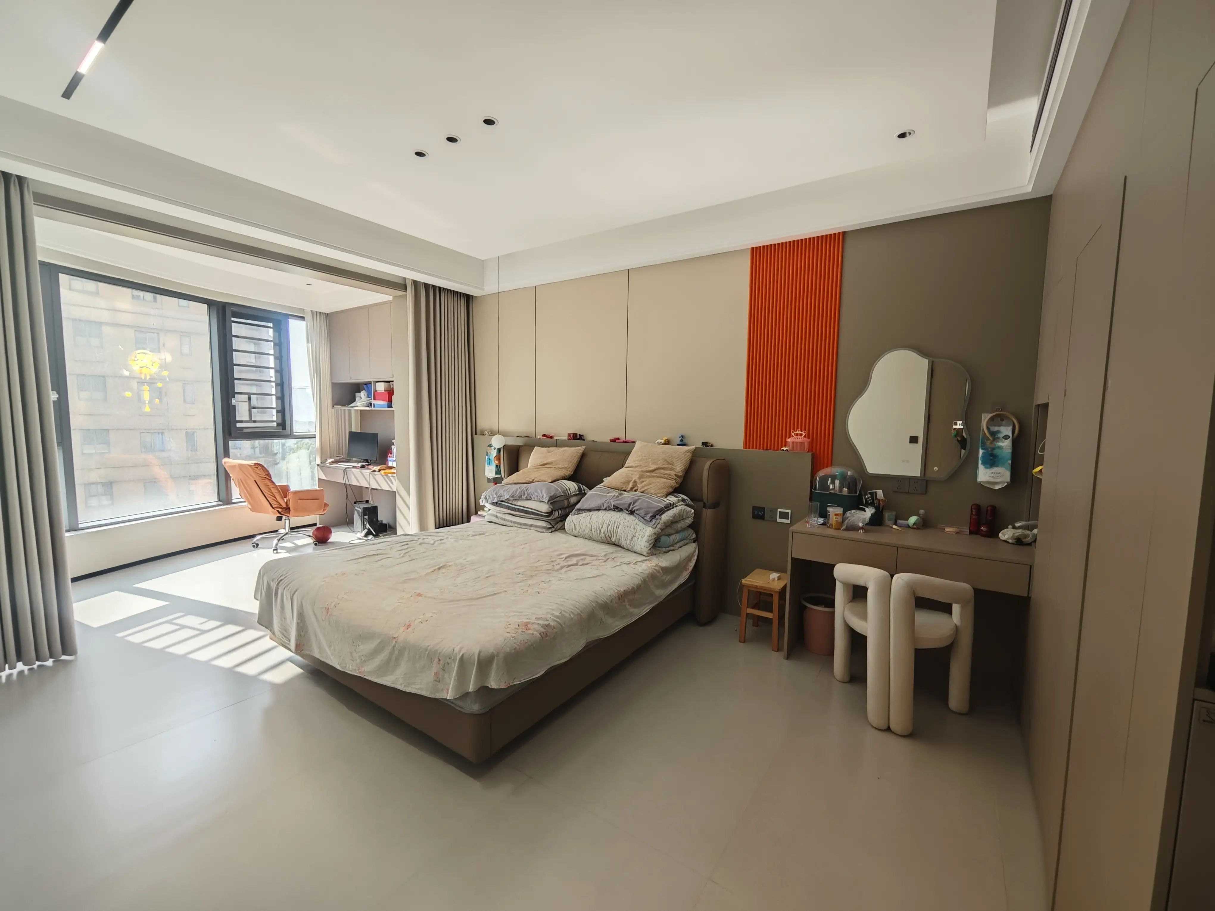 城南，一梯一户大平层，东边户，精装四房，成色新，好楼层，证满二