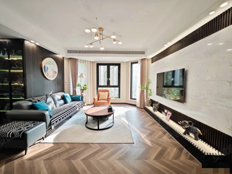 绿地华庭麓城，步梯 3楼，豪滑装修， 成色新，全屋品牌装修，暖气片，证满二