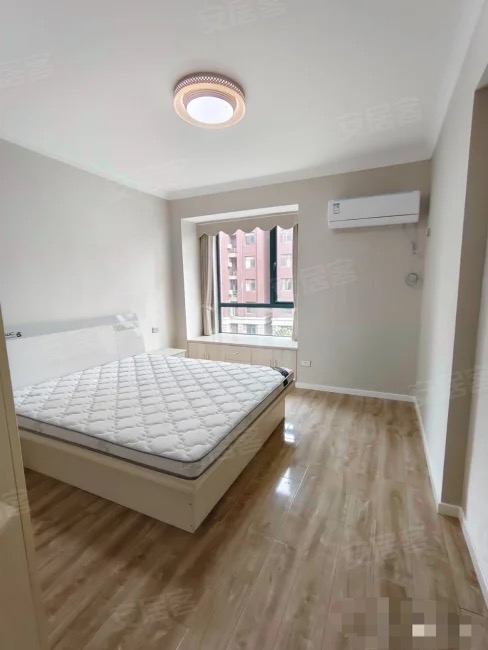 沔阳公园旁，新城壹号五期，电梯小高层，精装大三房，单价5400元，成色新，证件满二