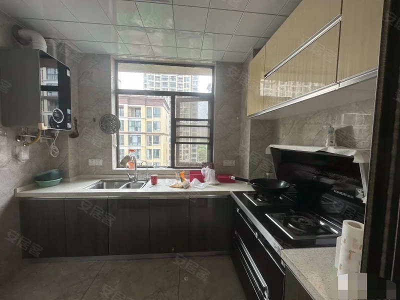 急售，新城一号5期，电梯洋房，精装3房2卫，好楼层6楼，诚心出售，证满二