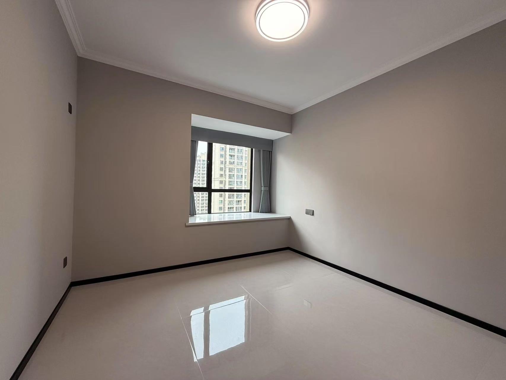 城南，御湖世家，全新未住！电梯好楼层，精装三房，证满二，诚心出售