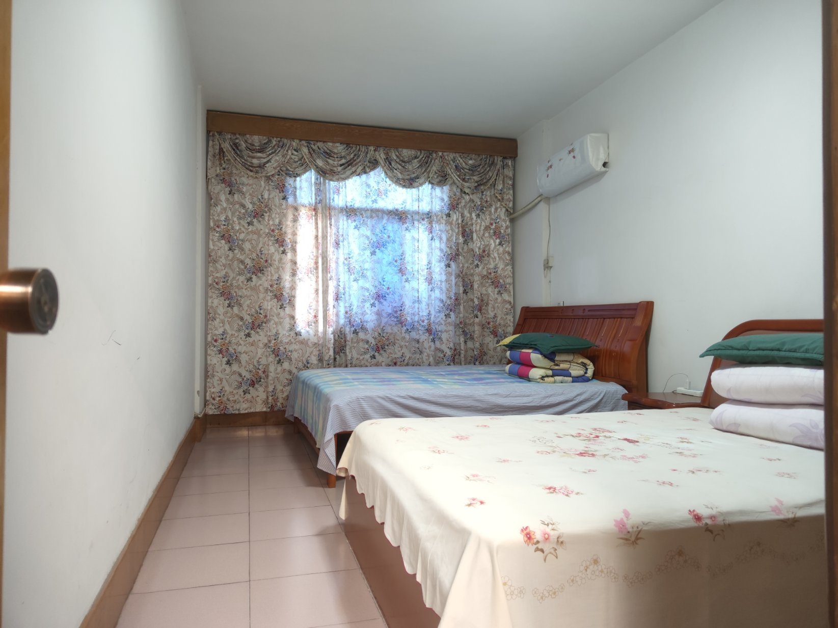 粮局宿舍楼，江汉家具城，老房权证，可拓展至四房，楼梯缓