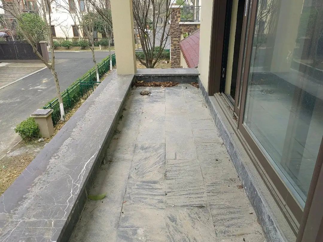 御江湾双拼。东边户四开间，三层别墅，南北大院，楼上带露台，实面300多平