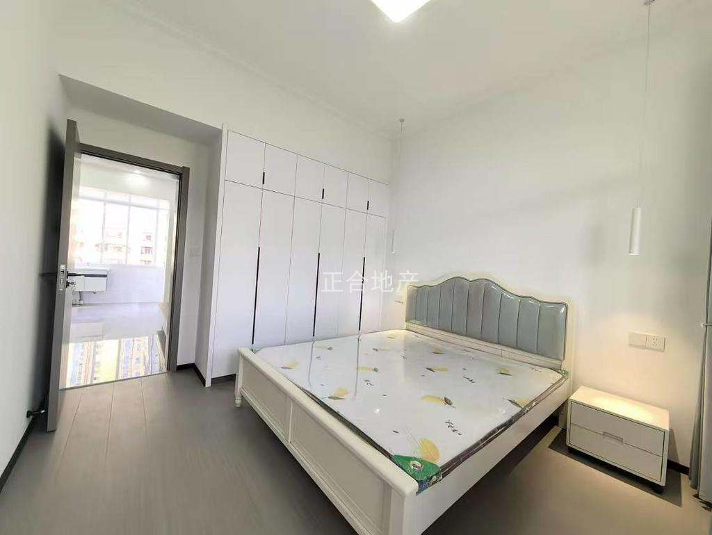 商城附近，仙源酒店旁，步梯中层，有证，全新装修，精装三房，南北通透