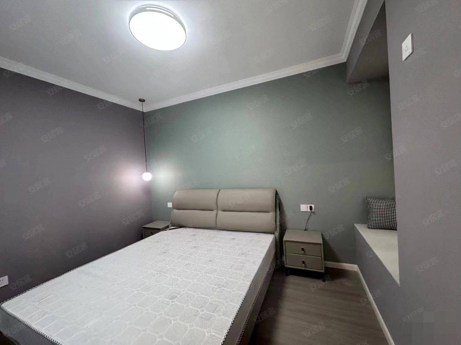 ​业主‮心诚‬出售，城南，新‮壹城‬号对面，小‬高层，中间好楼层，​精装‬三房，证‬满二