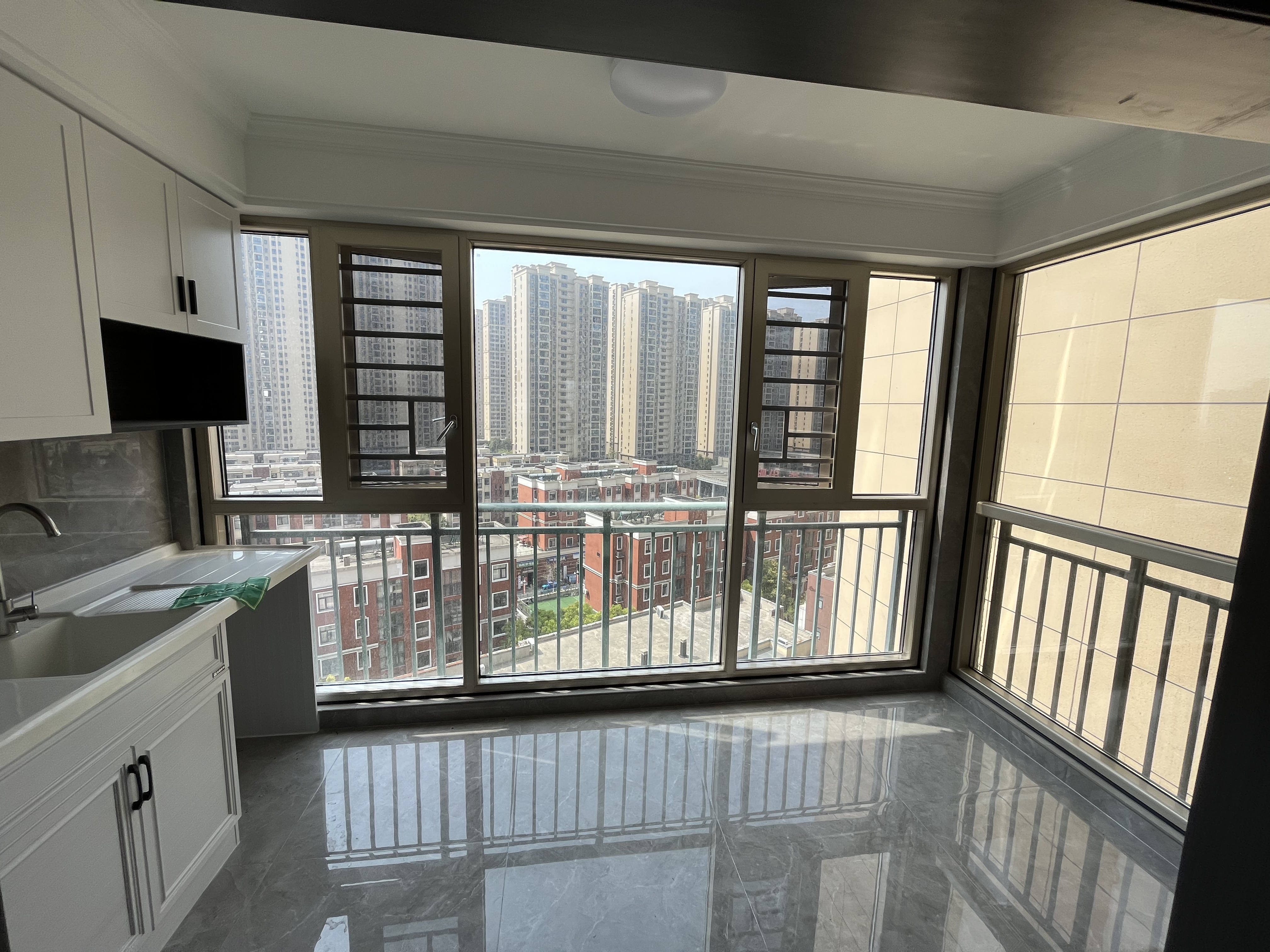 森林国际全新装修中间楼层装的蛮好看房方便