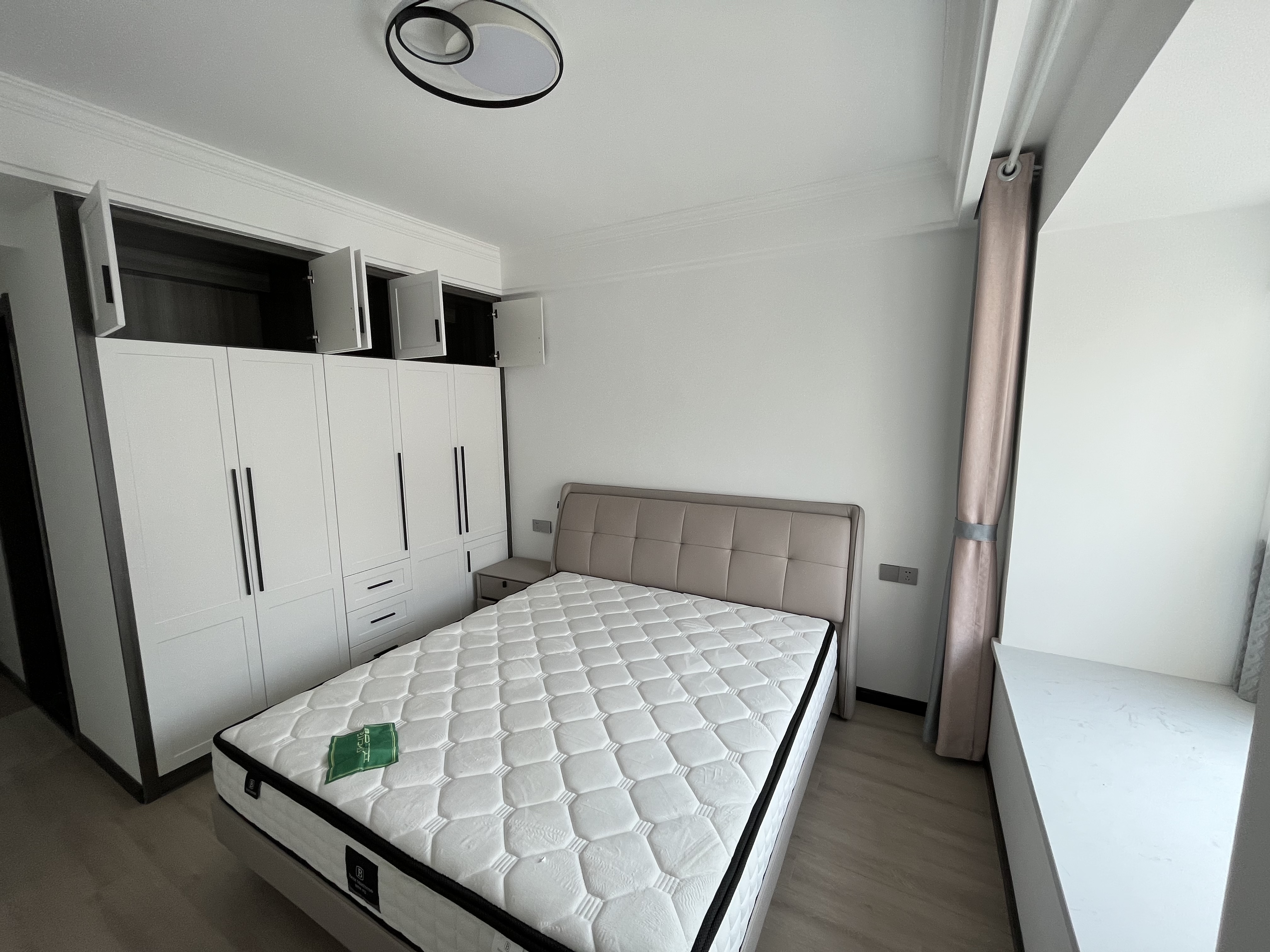 森林国际全新装修中间楼层装的蛮好看房方便