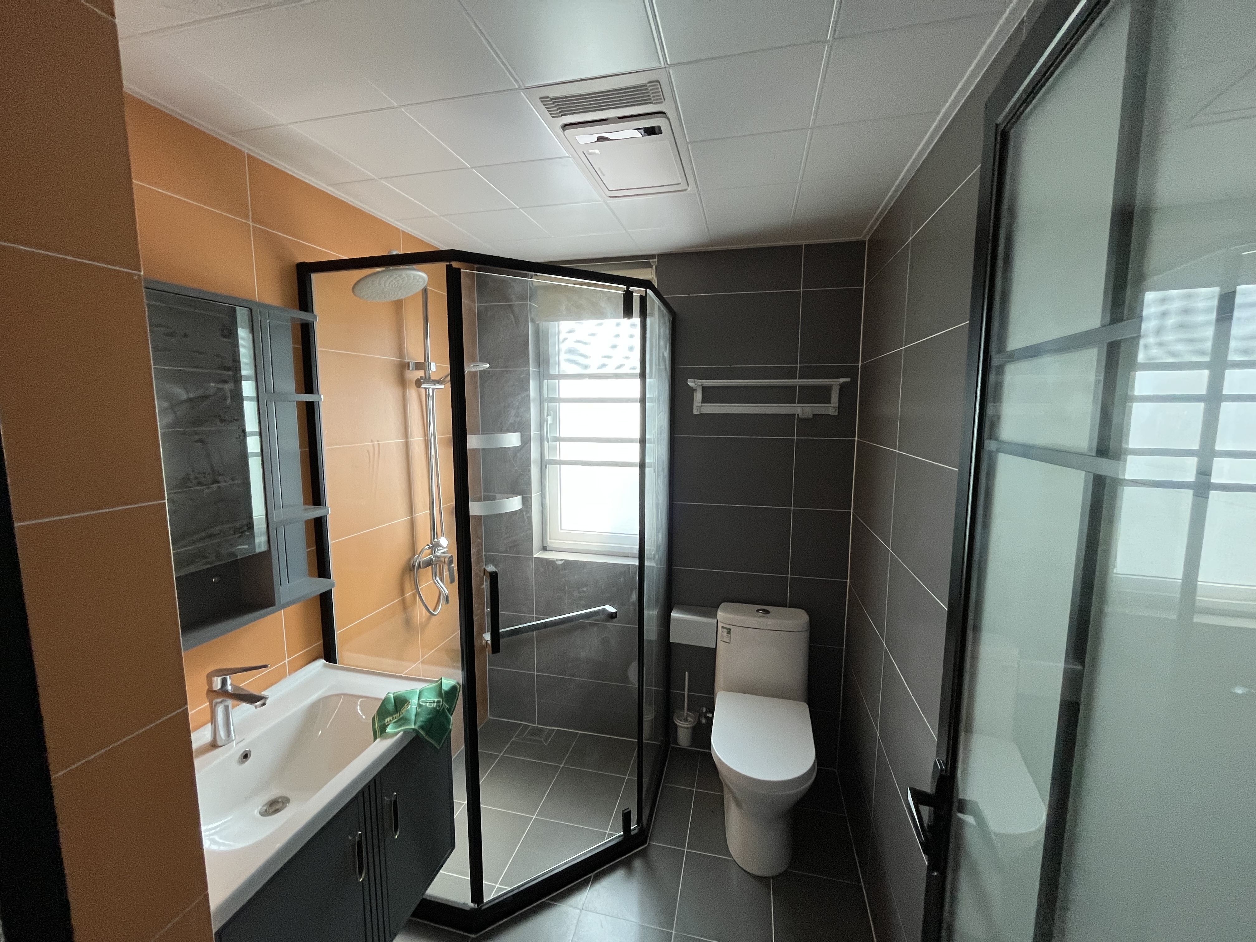 森林国际全新装修中间楼层装的蛮好看房方便