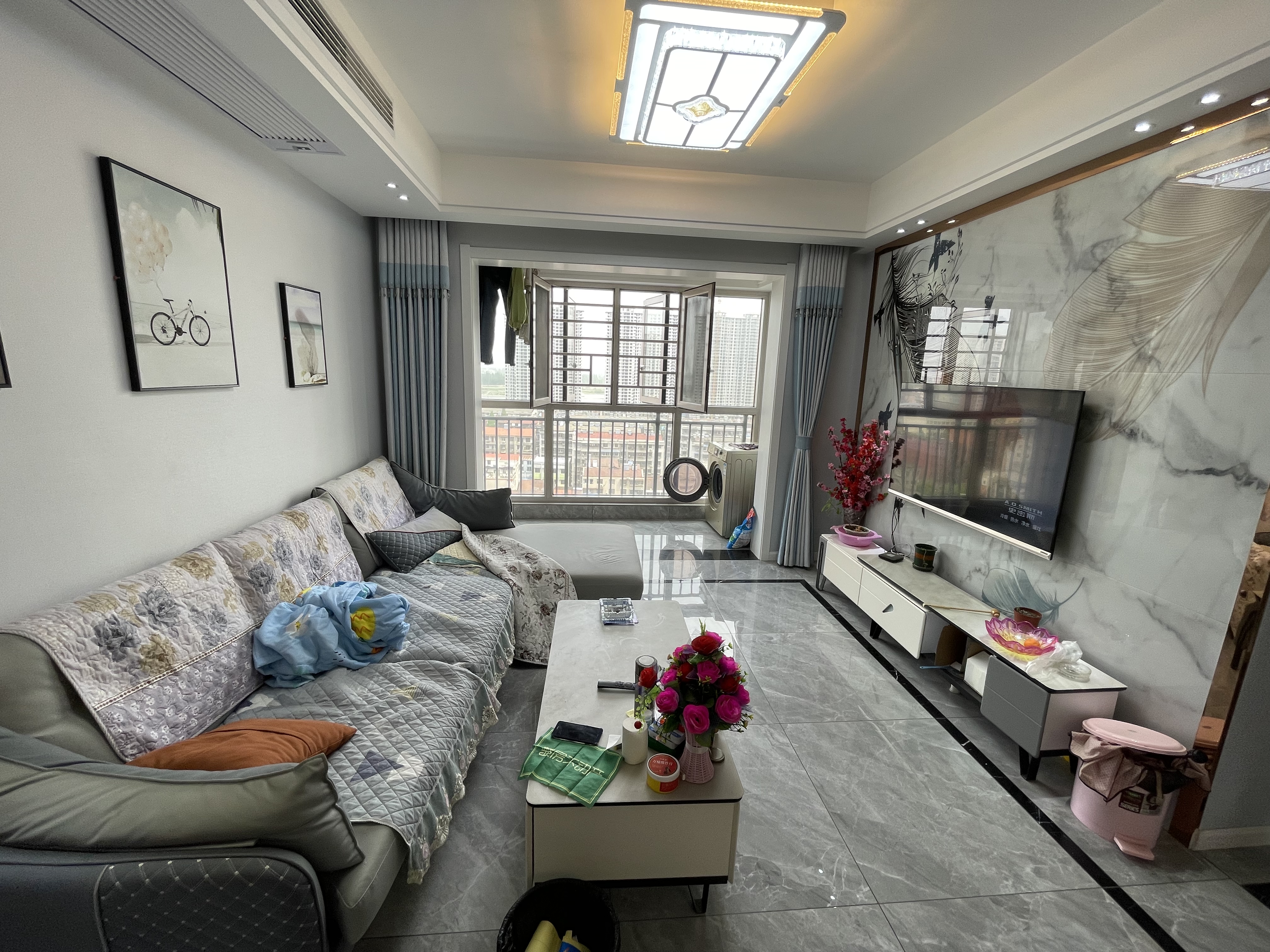 环球广场 全新装修 中间楼层 看房方便