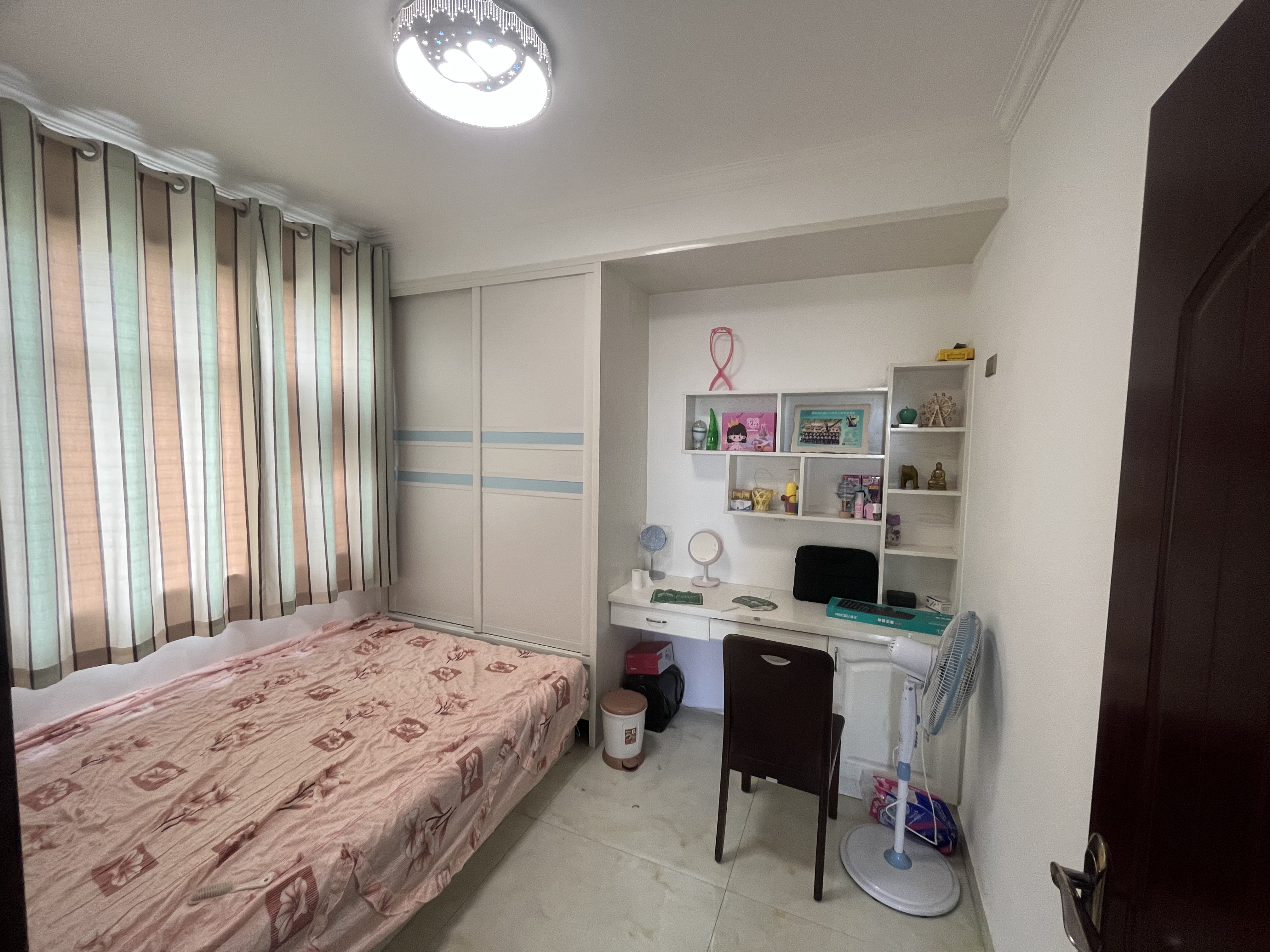 新城一号四期精装三房中间楼层基本没怎么住