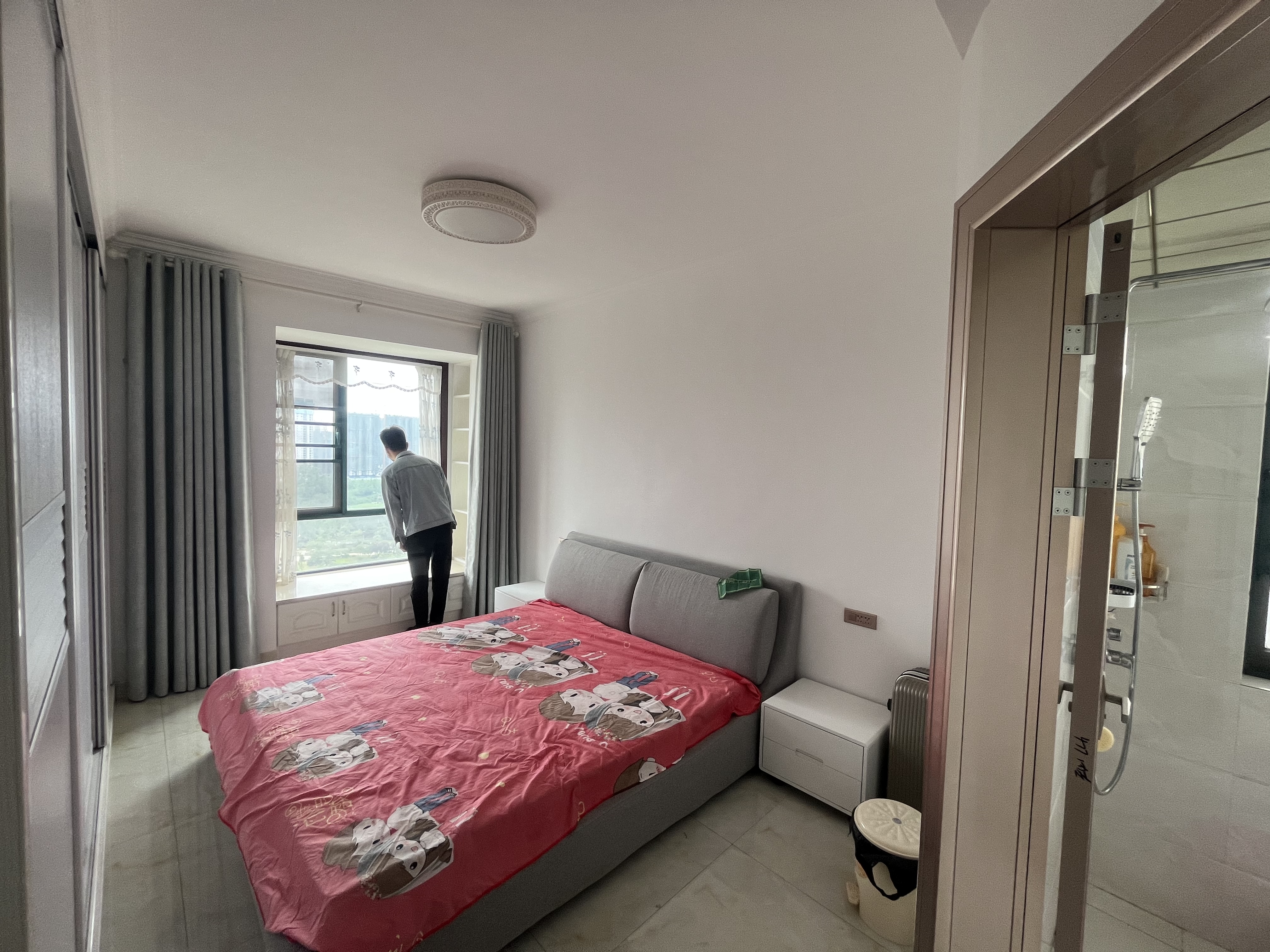 新城一号四期精装三房中间楼层基本没怎么住