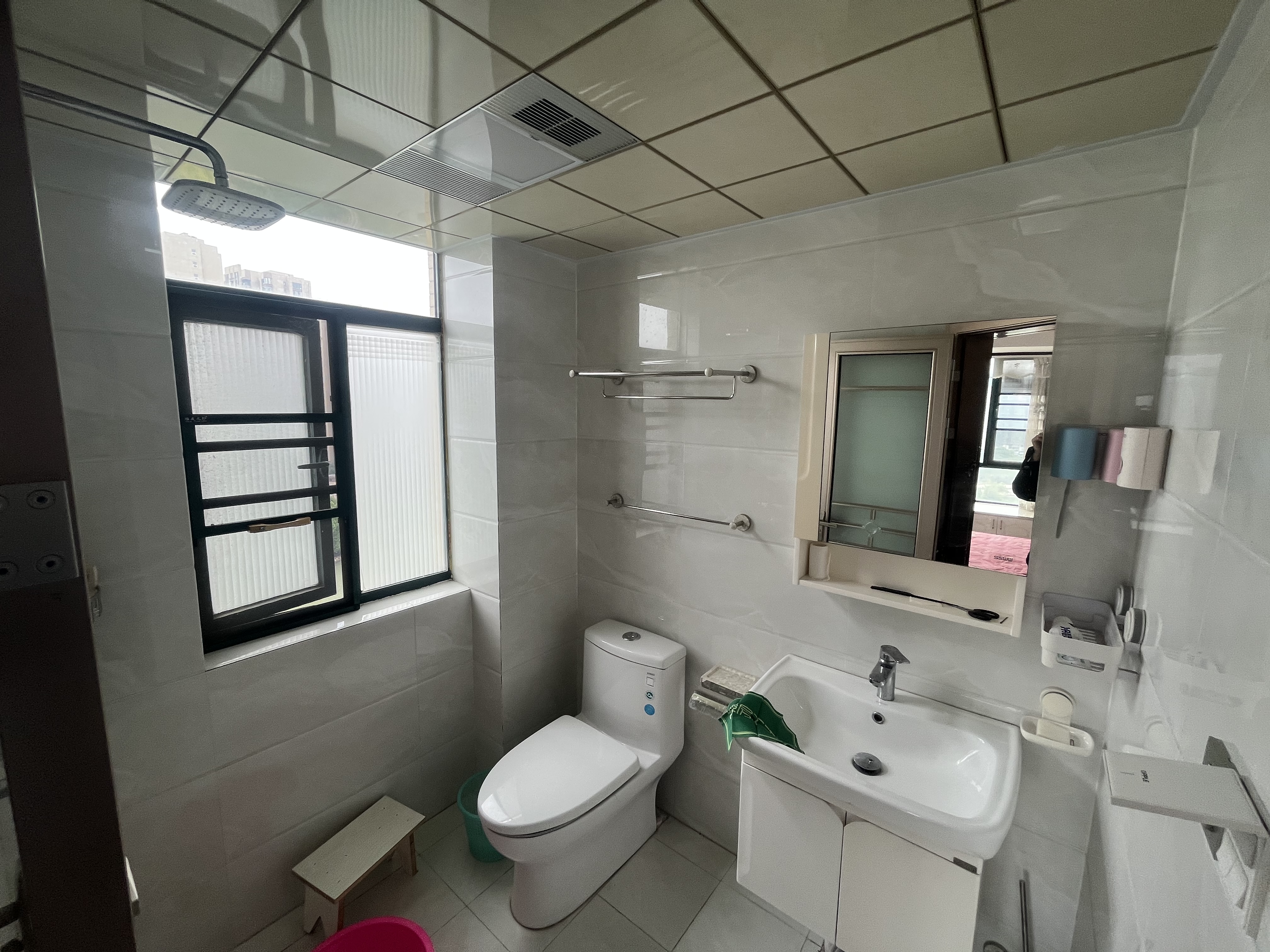 新城一号四期精装三房中间楼层基本没怎么住