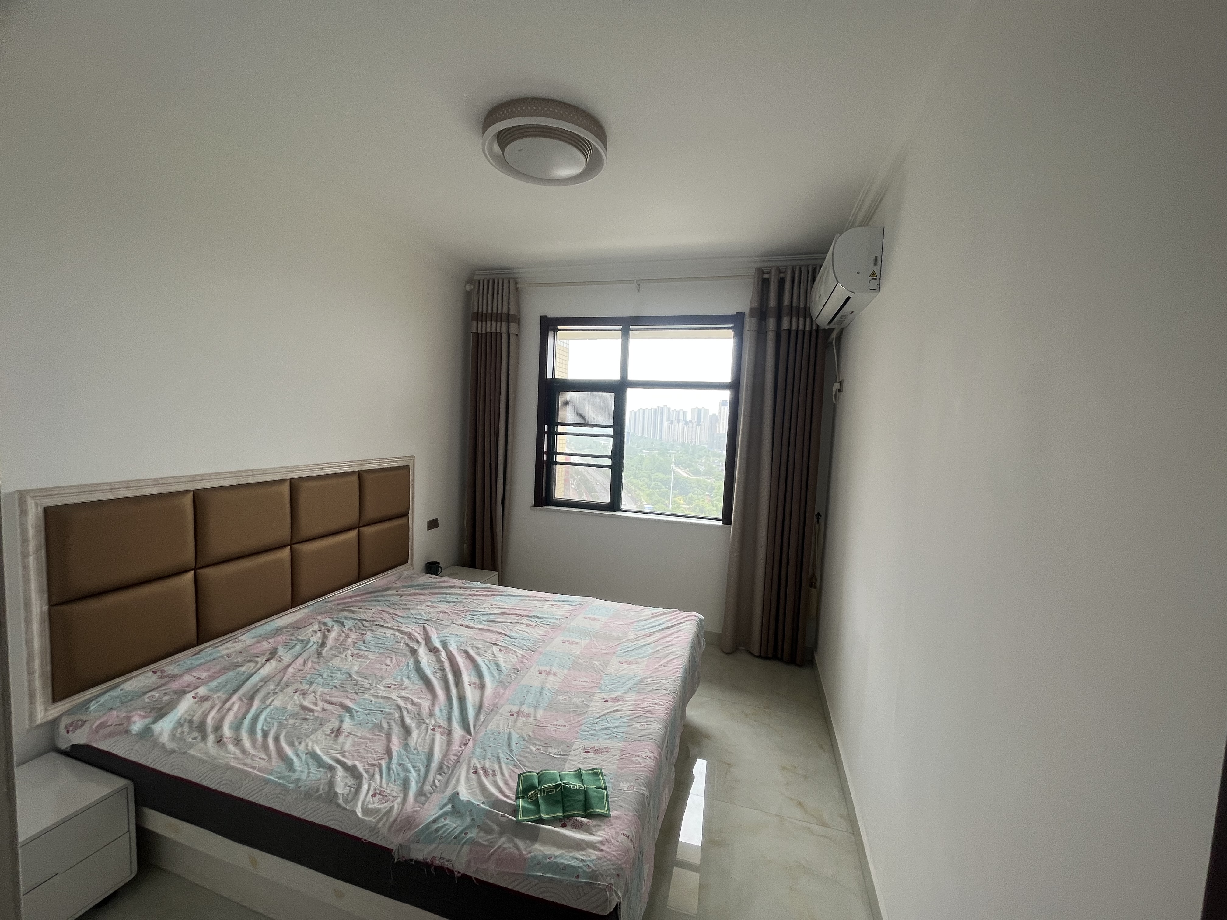 新城一号四期精装三房中间楼层基本没怎么住