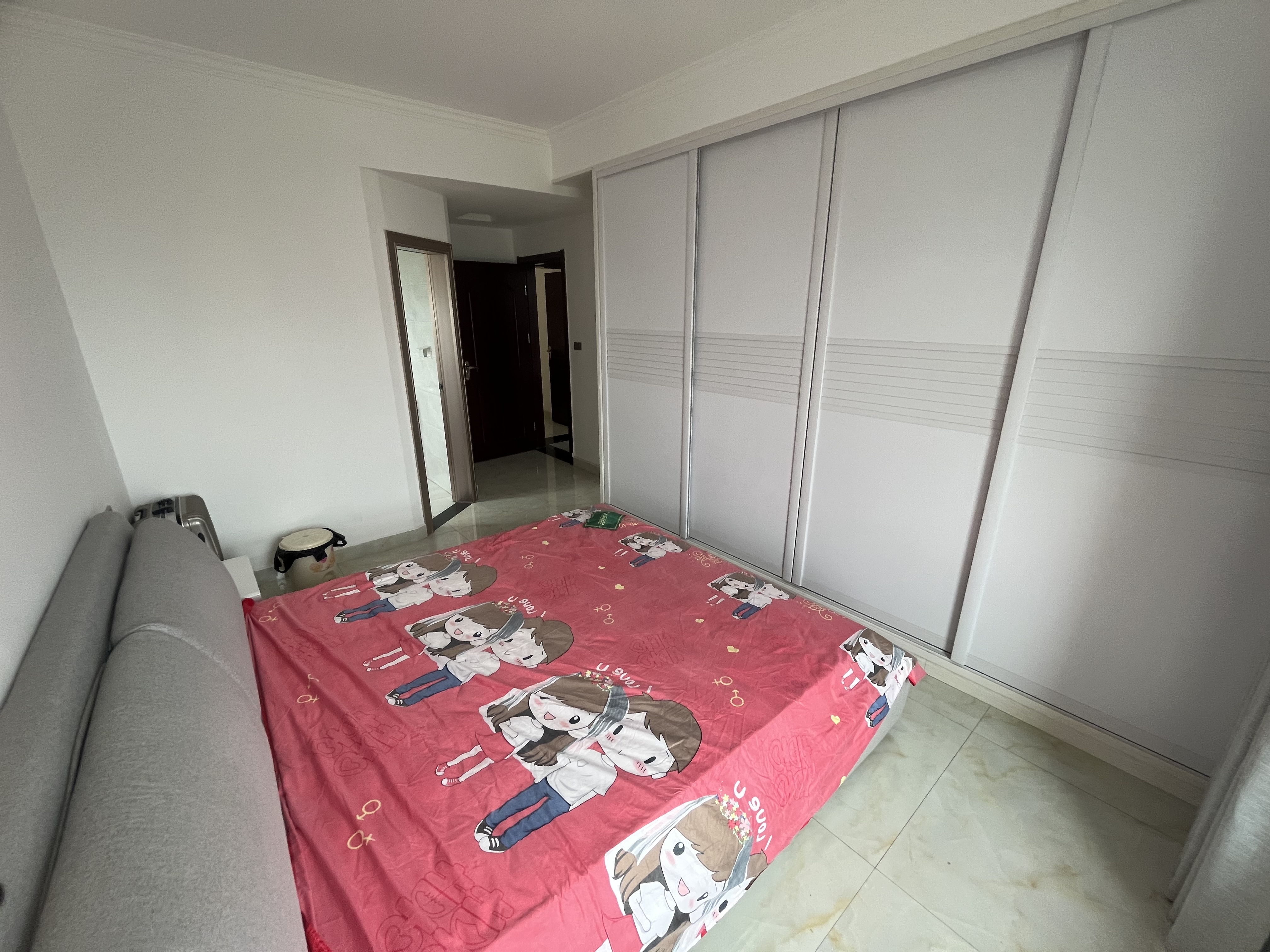 新城一号四期精装三房中间楼层基本没怎么住