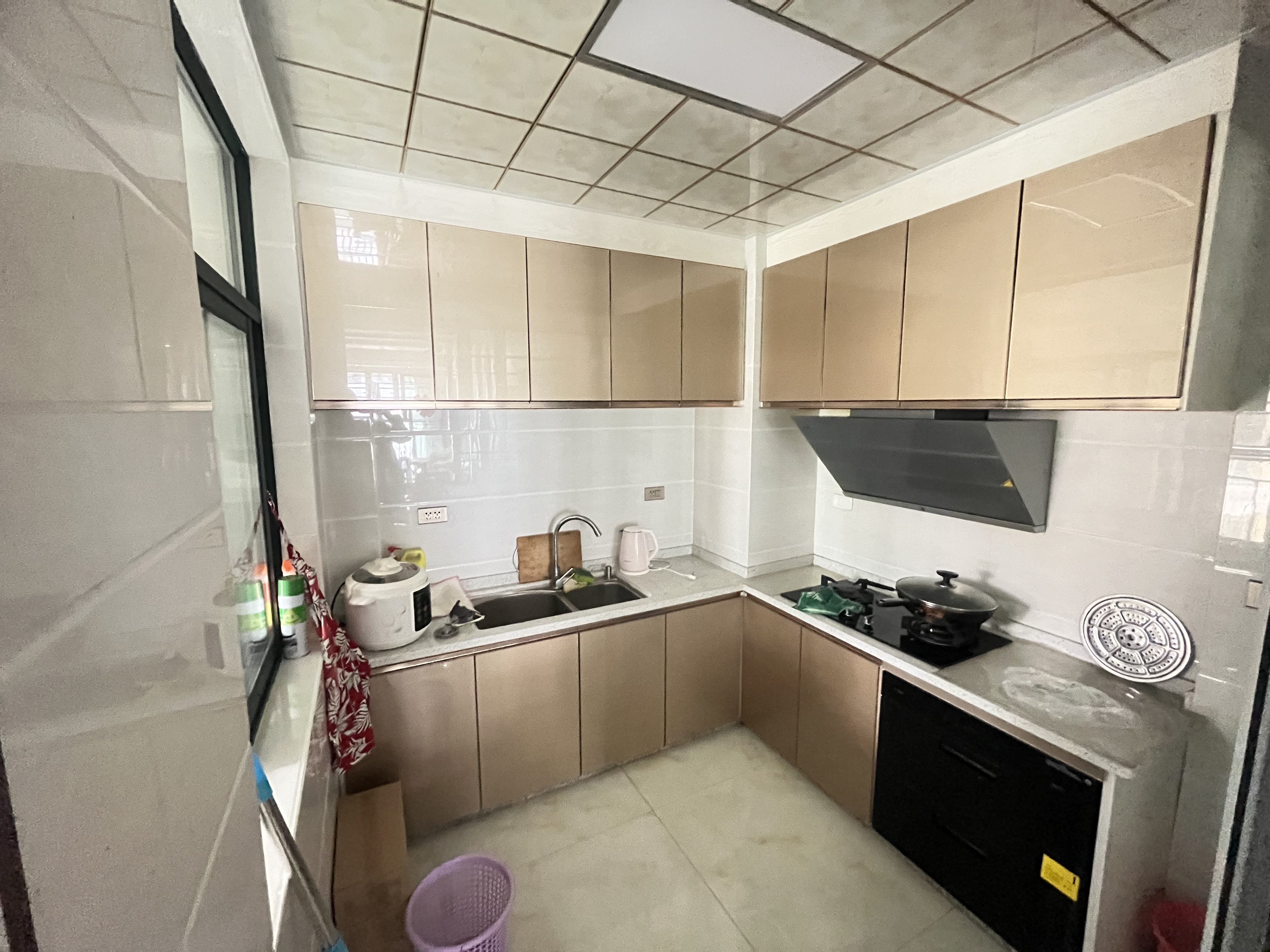 新城一号四期精装三房中间楼层基本没怎么住