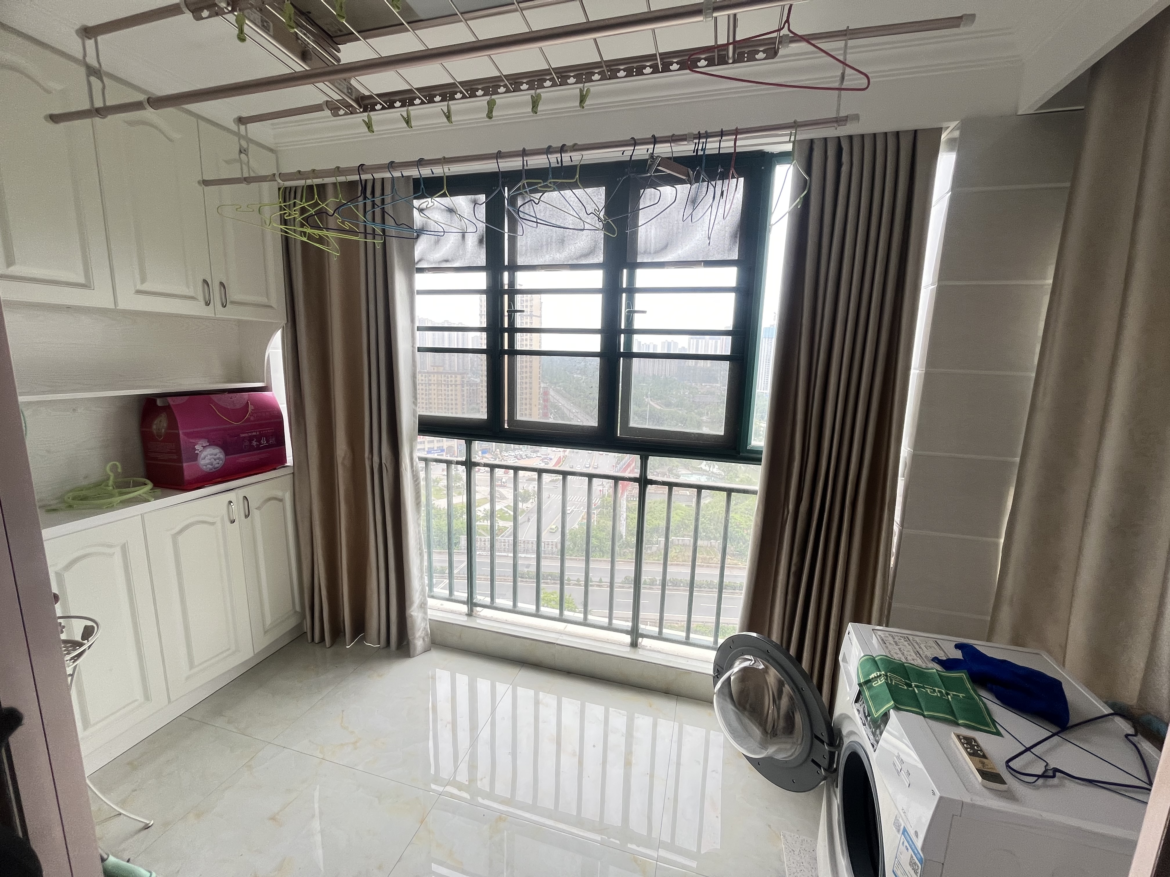 新城一号四期精装三房中间楼层基本没怎么住