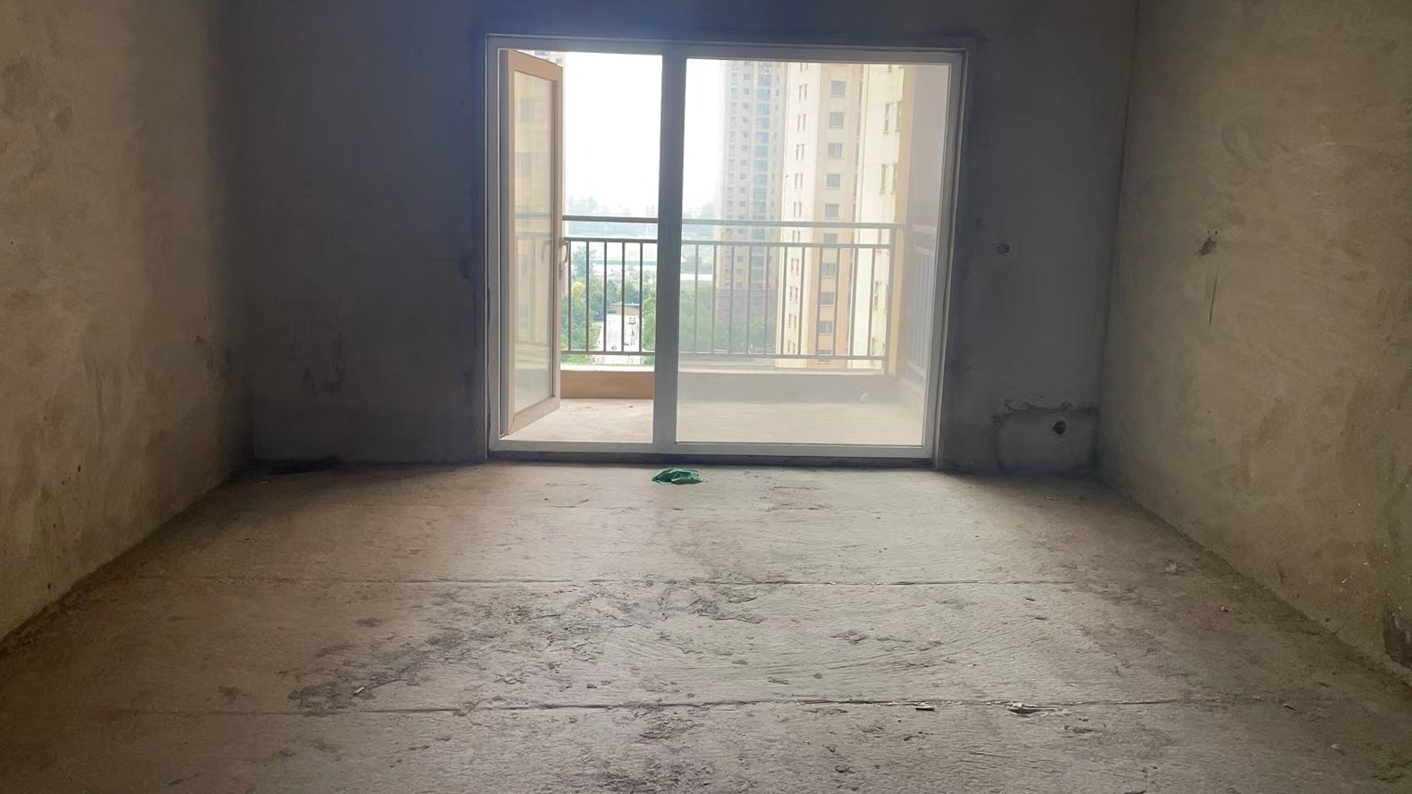 满庭春 毛坯四房 带供暖 湖景房 3阳台好楼层 看房方便